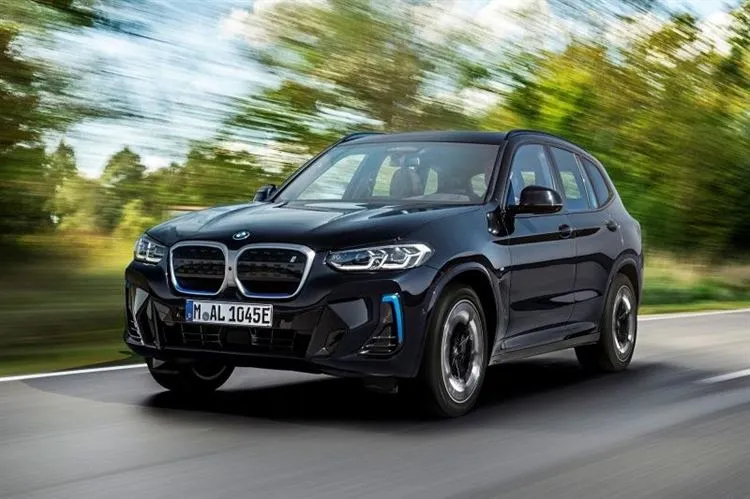 BMW iX3 zaktualizowane rok po debiucie: z pakietem sportowym M w bazie i tym samym osprzętem