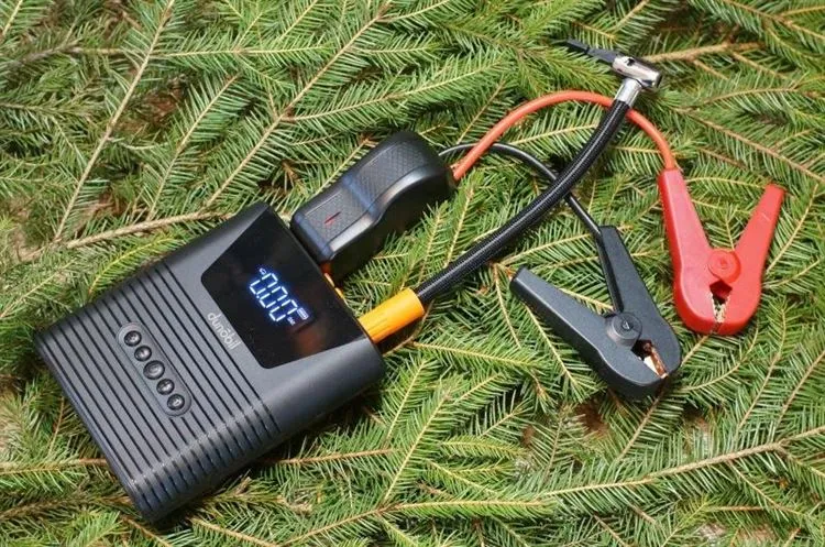 Booster-starter, kompresor i power bank w jednej butelce