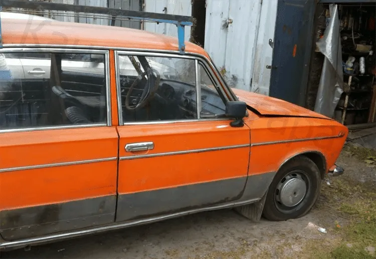 Großvater VAZ-2103 in einen anständigen Zustand gebracht.