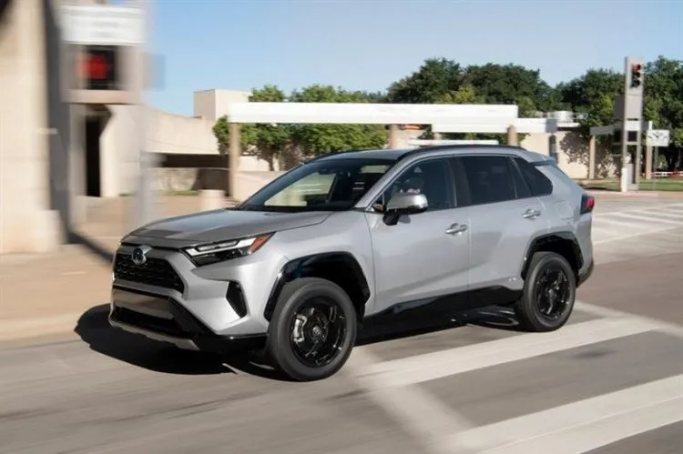 Ännu en fräsch Toyota RAV4: ny optik och utökad utbud