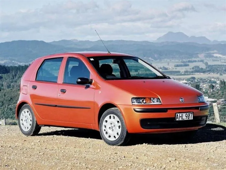 „Fiat Punto 2”: opis, dane techniczne, wyposażenie, moc, zużycie paliwa i opinie właścicieli ze zdjęciami