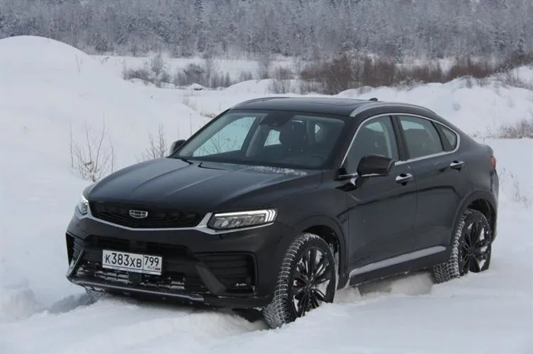 Geely Tugella eller Mitsubishi Outlander? Kämpa för höjden