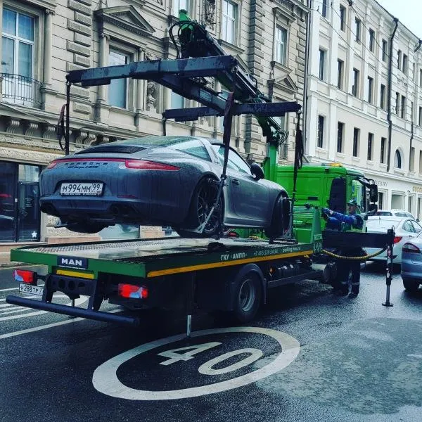 Wie kann man ein Auto parken, damit ein Abschleppwagen es nicht abholen kann?
