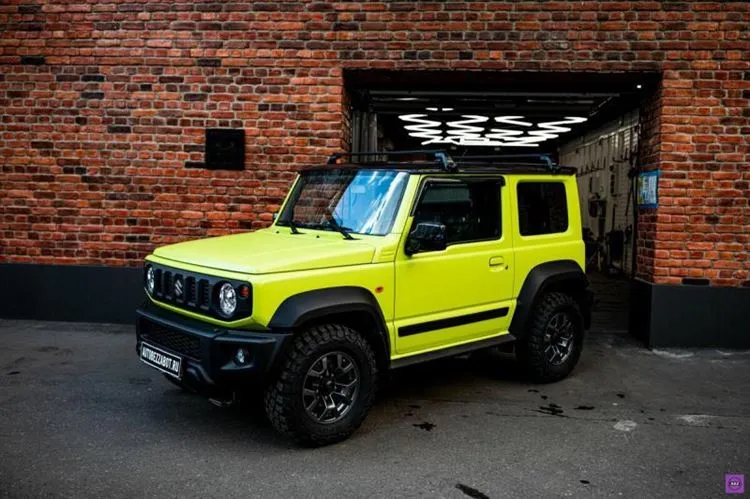 So schützen Sie einen hellgrünen Suzuki Jimny mit mattem Polyurethan von Llumar