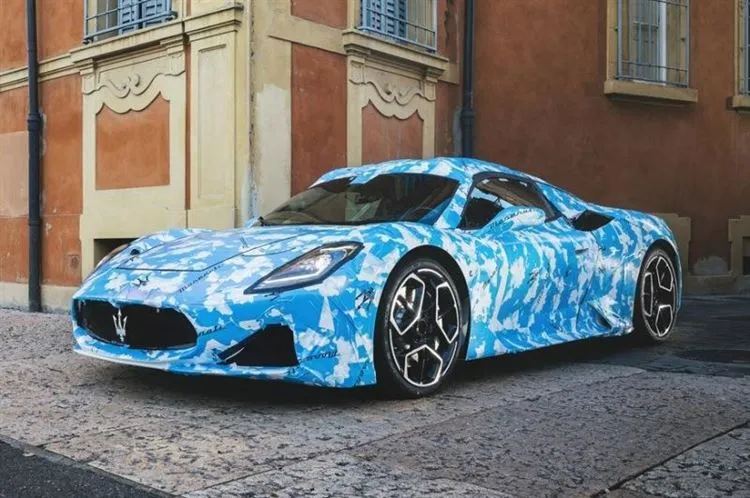 Maserati показала MC20 із відкритим верхом: новинку сховали за маскуванням