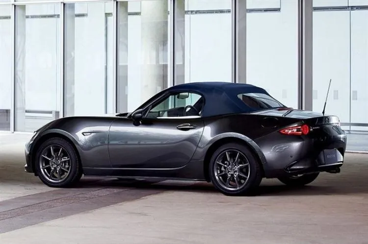 Mazda zaktualizowała „dwudrzwiowego” MX-5 i dodała do niego nową lekką wersję