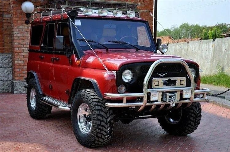 Fantazyjny myśliwy UAZ z eleganckim wnętrzem