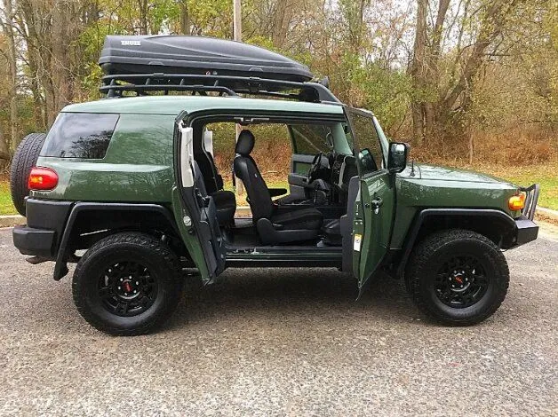 Не всі знають про FJ Cruiser, а дарма – харизматичний позашляховик, який “дасть фору” Прадо, а на вторинному ринку стоїть як Патріот