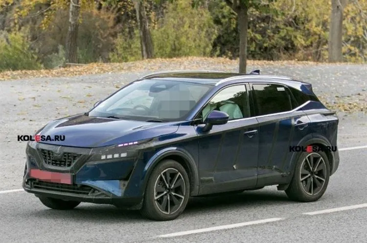 A Nissan está preparando o Qashqai com a instalação do e-Power: o crossover dirigiu na câmera