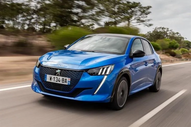Update ohne „Luft“: Elektrofahrzeuge Peugeot e-208 und e-2008 mit erhöhter Reichweite