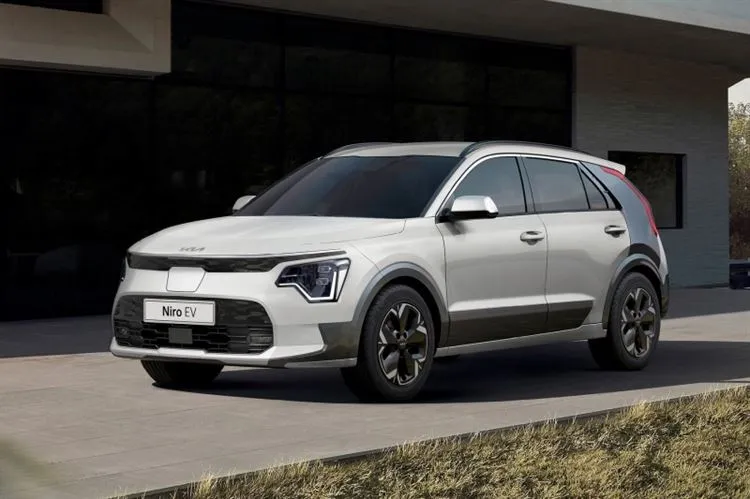 Dettagli dalla nuova Kia Niro: ibridi senza retromarcia ed EV a lungo raggio