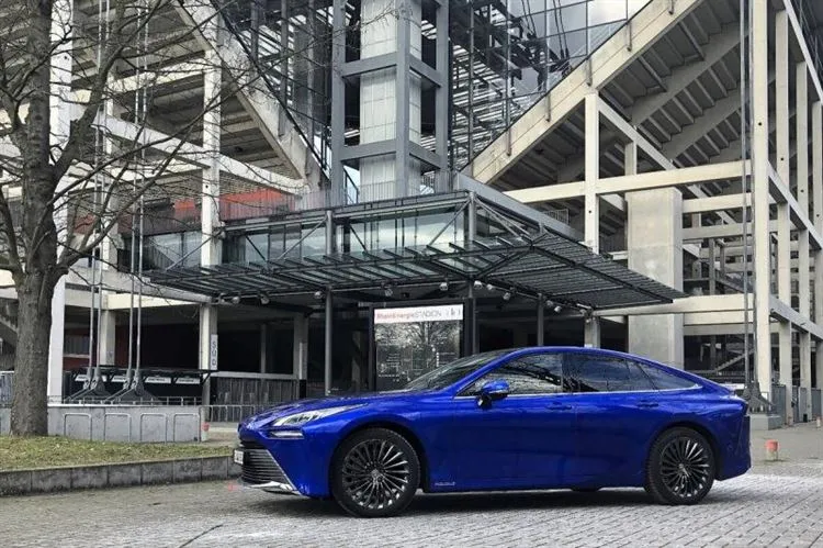 Toyota Mirai päästi höyryä