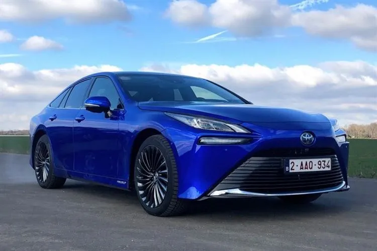 Toyota Mirai päästi höyryä