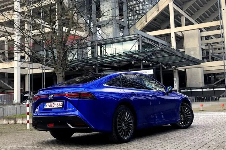 Toyota Mirai päästi höyryä