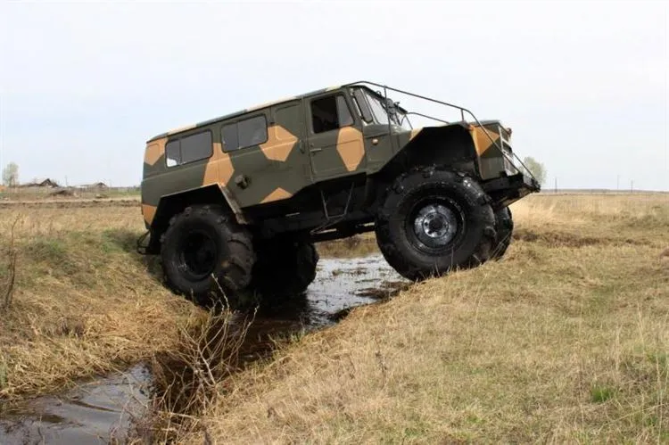 Ein UAZ, zwei UAZs, plus Shishiga und mehr ... Es stellte sich heraus, dass es ein Geländewagen war!