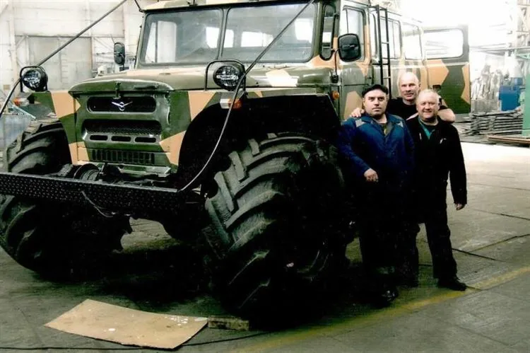 Ein UAZ, zwei UAZs, plus Shishiga und mehr ... Es stellte sich heraus, dass es ein Geländewagen war!