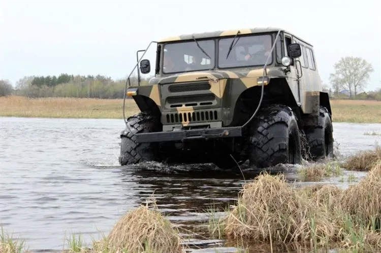 Ein UAZ, zwei UAZs, plus Shishiga und mehr ... Es stellte sich heraus, dass es ein Geländewagen war!