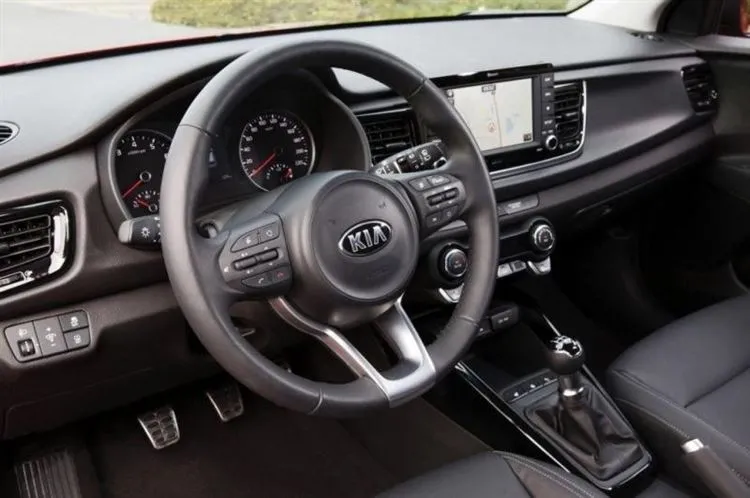 Was ist besser - Ford Focus oder Kia Rio: Vergleich, Spezifikationen, Ausstattung, deklarierte Leistung, Vor- und Nachteile von Autos