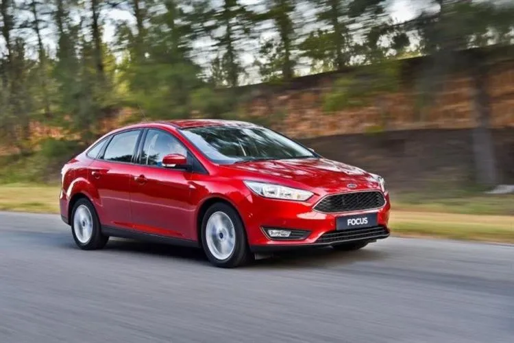 Was ist besser - Ford Focus oder Kia Rio: Vergleich, Spezifikationen, Ausstattung, deklarierte Leistung, Vor- und Nachteile von Autos