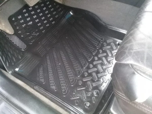 Cómo restaurar el color de las alfombrillas de coche de goma