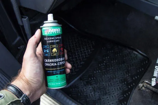 Cómo restaurar el color de las alfombrillas de coche de goma