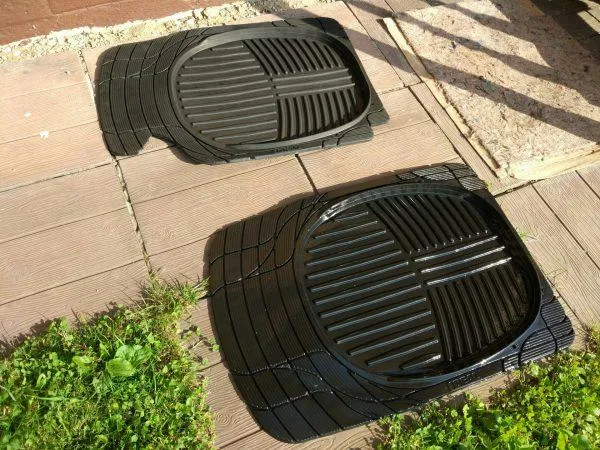 Cómo restaurar el color de las alfombrillas de coche de goma