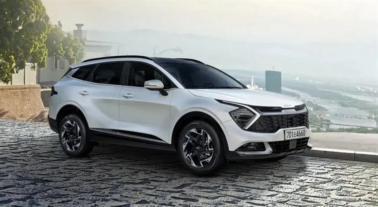 Kia zeigte erneut einen kurzen Sportage: Im Inneren des Crossovers wiederholte sich die Version für Korea