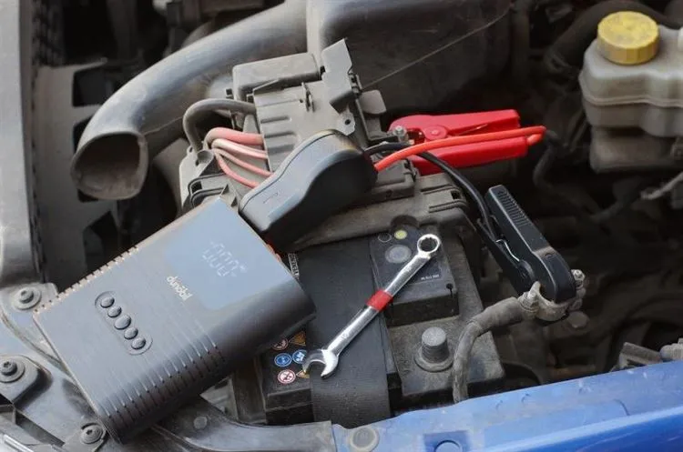 Arrancador, compresor y power bank en una botella