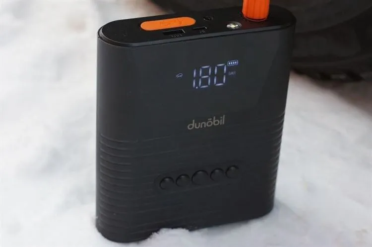Arrancador, compresor y power bank en una botella