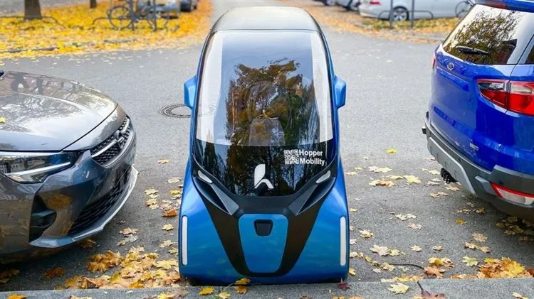 Hopper pedal hybrid will allow you to legally bypass the traffic jam on the sidewalk