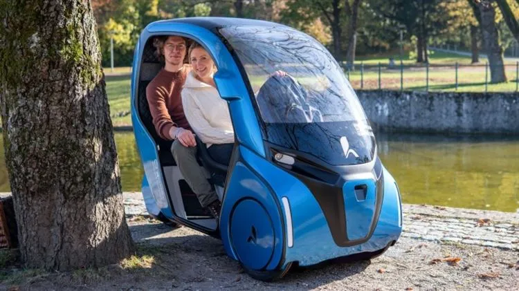 Hopper pedal hybrid will allow you to legally bypass the traffic jam on the sidewalk