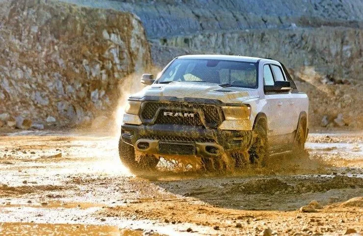 Dodge RAM 1500 та Mitsubishi L200 - війна двох світів