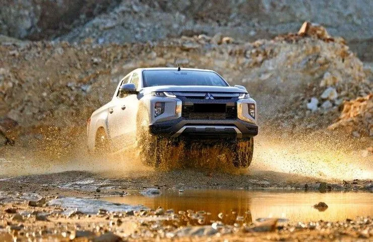 Dodge RAM 1500 та Mitsubishi L200 - війна двох світів