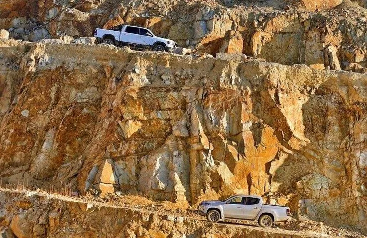 Dodge RAM 1500 та Mitsubishi L200 - війна двох світів
