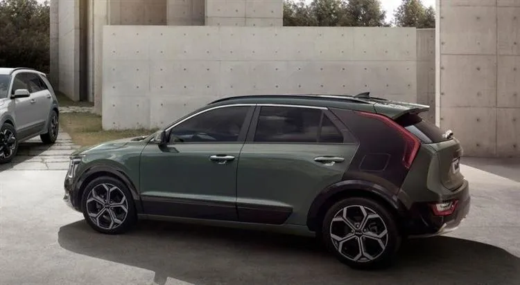 Crossover Kia Niro muutis uue põlvkonna mainet, kuid säilitas kolm paigaldust
