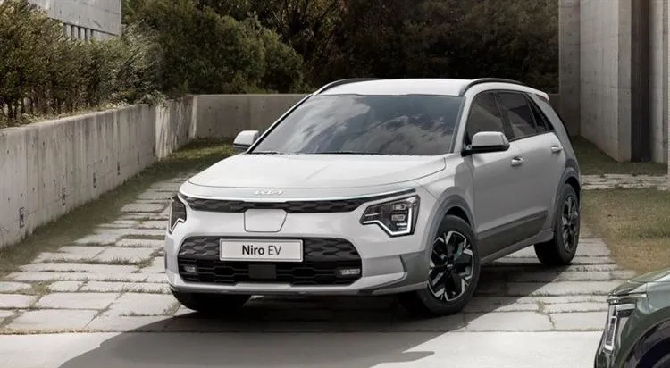 Crossover Kia Niro muutis uue põlvkonna mainet, kuid säilitas kolm paigaldust