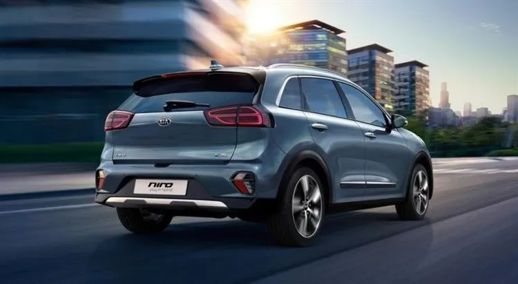Crossover Kia Niro muutis uue põlvkonna mainet, kuid säilitas kolm paigaldust
