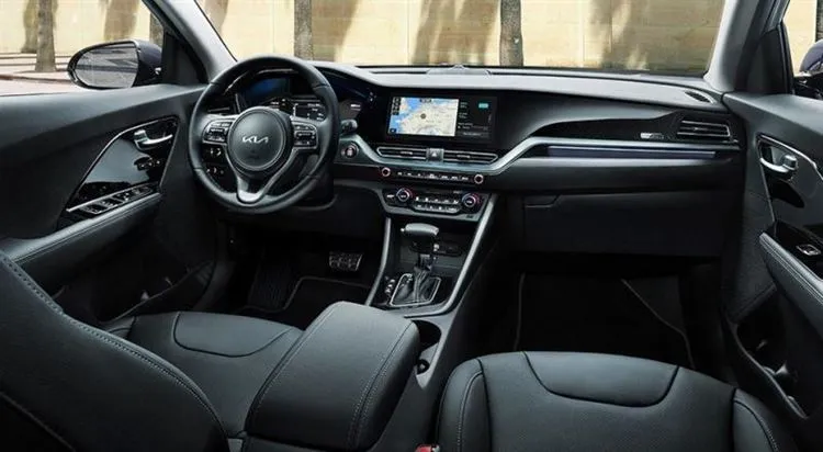 Crossover Kia Niro muutis uue põlvkonna mainet, kuid säilitas kolm paigaldust