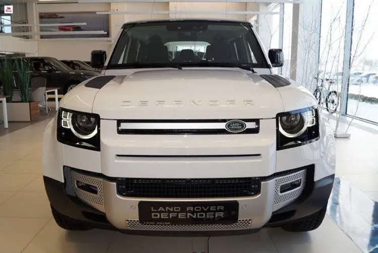 Sono andato da un concessionario di auto, ho esaminato la nuova Land Rover Defender II. mostrando le immagini