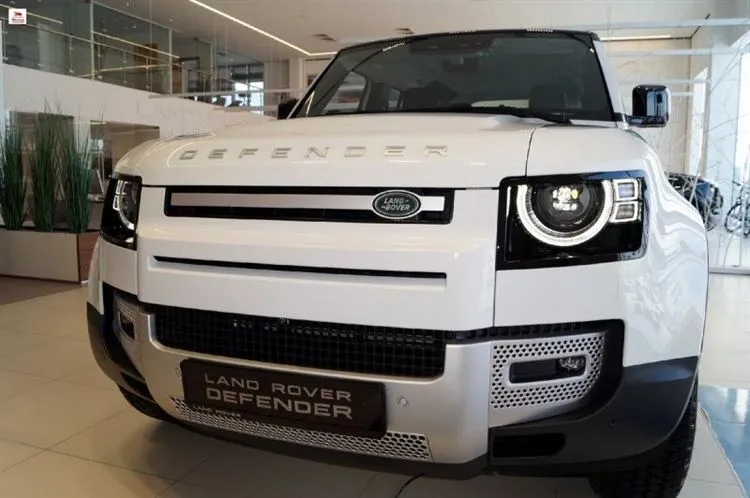Sono andato da un concessionario di auto, ho esaminato la nuova Land Rover Defender II. mostrando le immagini