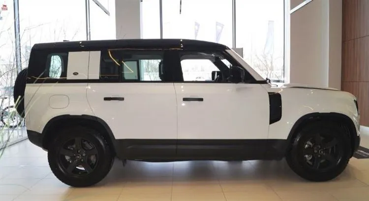 Sono andato da un concessionario di auto, ho esaminato la nuova Land Rover Defender II. mostrando le immagini