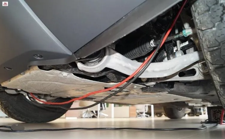Sono andato da un concessionario di auto, ho esaminato la nuova Land Rover Defender II. mostrando le immagini