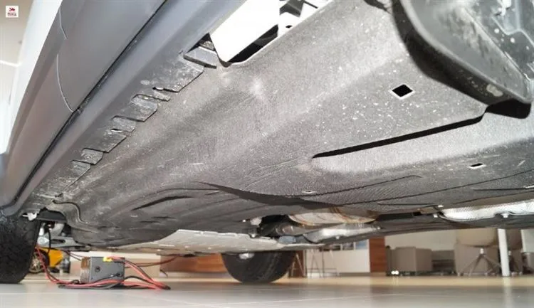 Sono andato da un concessionario di auto, ho esaminato la nuova Land Rover Defender II. mostrando le immagini