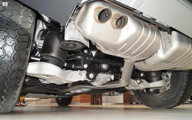 Sono andato da un concessionario di auto, ho esaminato la nuova Land Rover Defender II. mostrando le immagini