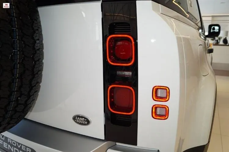 Sono andato da un concessionario di auto, ho esaminato la nuova Land Rover Defender II. mostrando le immagini