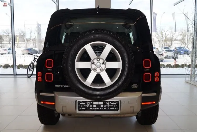 Sono andato da un concessionario di auto, ho esaminato la nuova Land Rover Defender II. mostrando le immagini