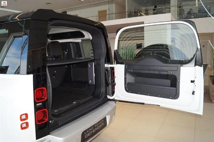 Sono andato da un concessionario di auto, ho esaminato la nuova Land Rover Defender II. mostrando le immagini