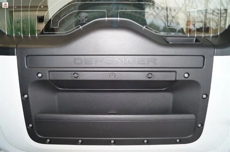 Sono andato da un concessionario di auto, ho esaminato la nuova Land Rover Defender II. mostrando le immagini