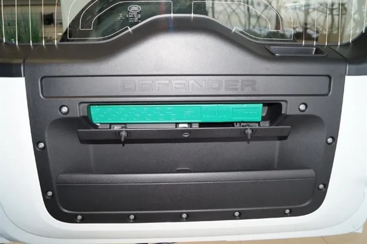 Sono andato da un concessionario di auto, ho esaminato la nuova Land Rover Defender II. mostrando le immagini