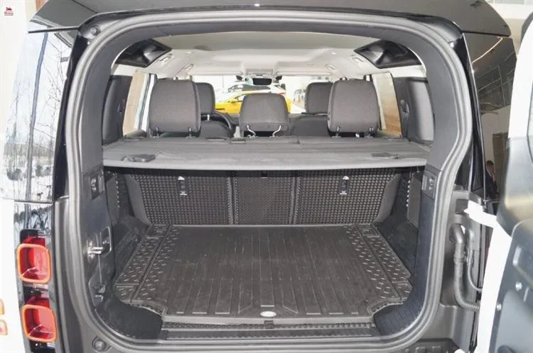Sono andato da un concessionario di auto, ho esaminato la nuova Land Rover Defender II. mostrando le immagini